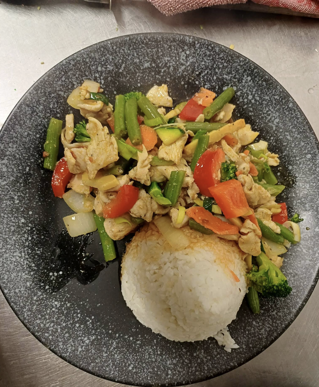 Kuřecí stir-fry se zeleninou a rýží