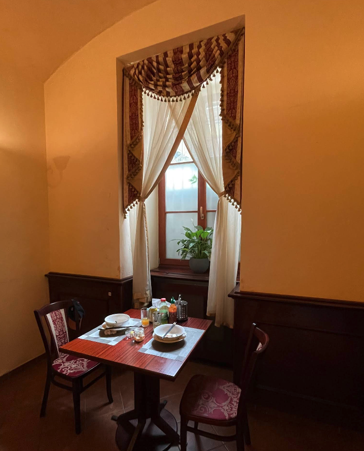 Interiér s cihlovou arkádou